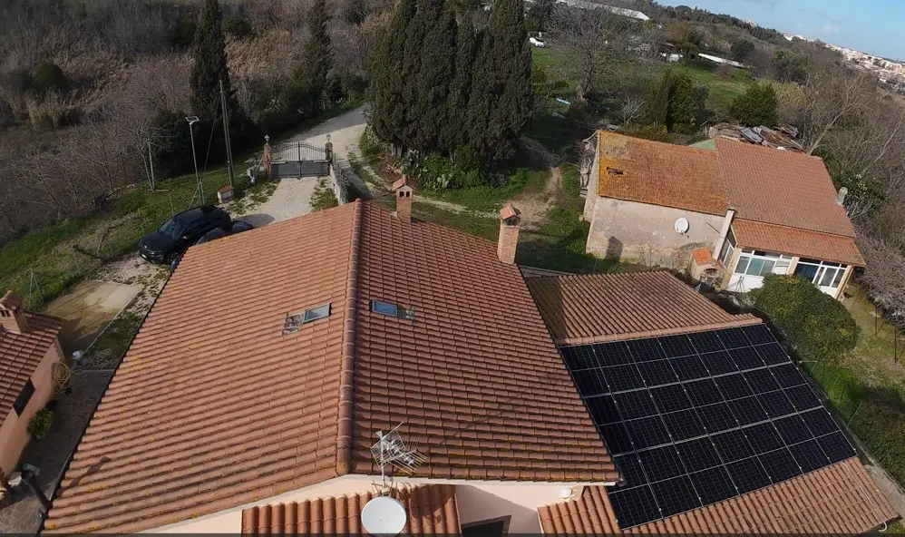Ripresa dall’alto della copertura con il campo fotovoltaico installato