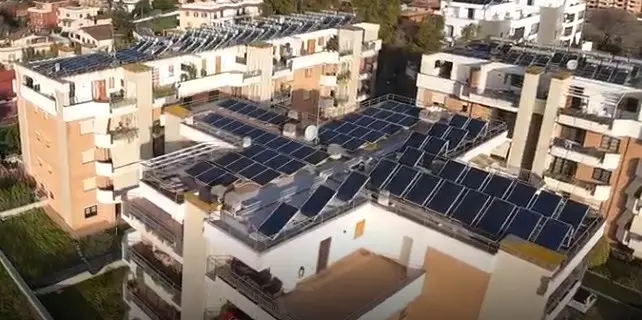 Coperture del condominio con moduli fotovoltaici e pannelli solari termici