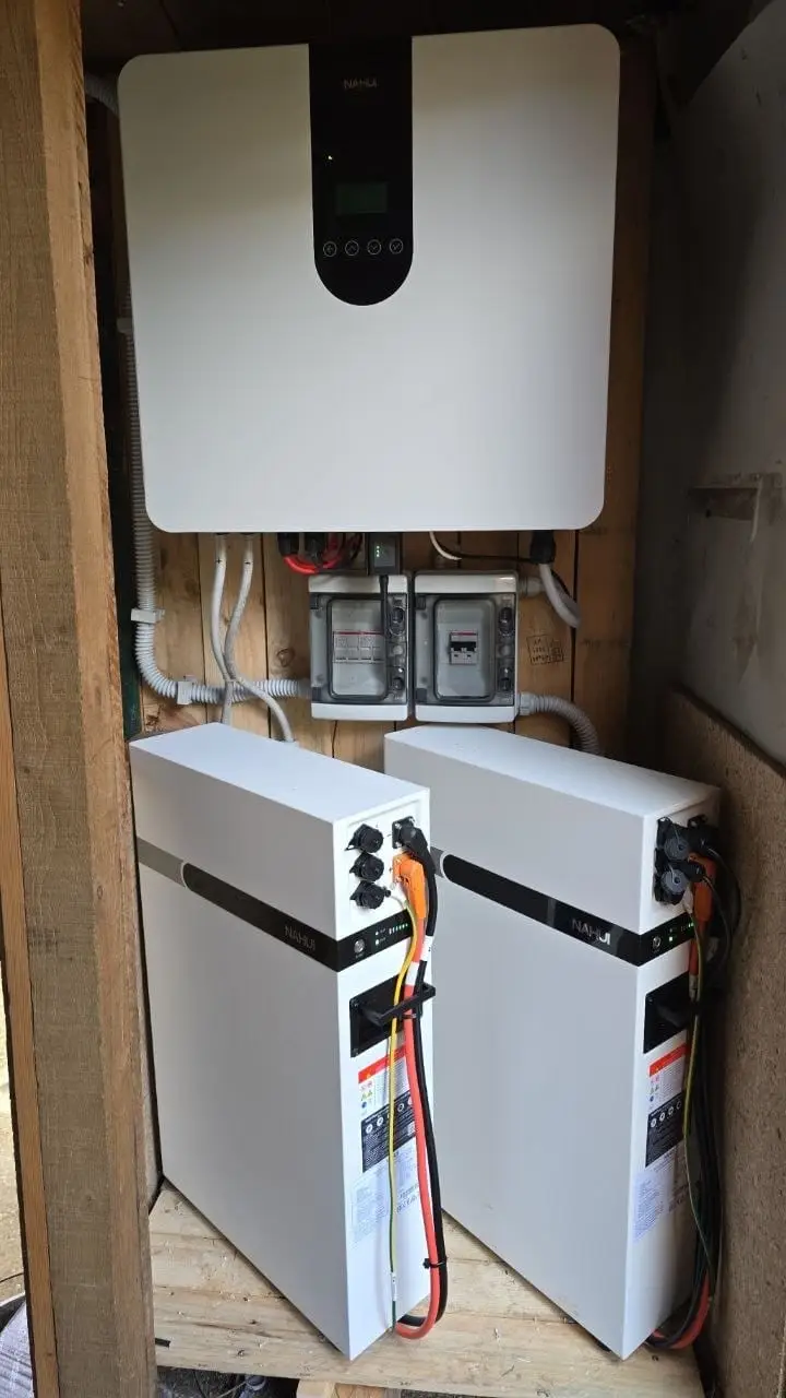 Inverter e moduli di accumulo installati in un vano tecnico