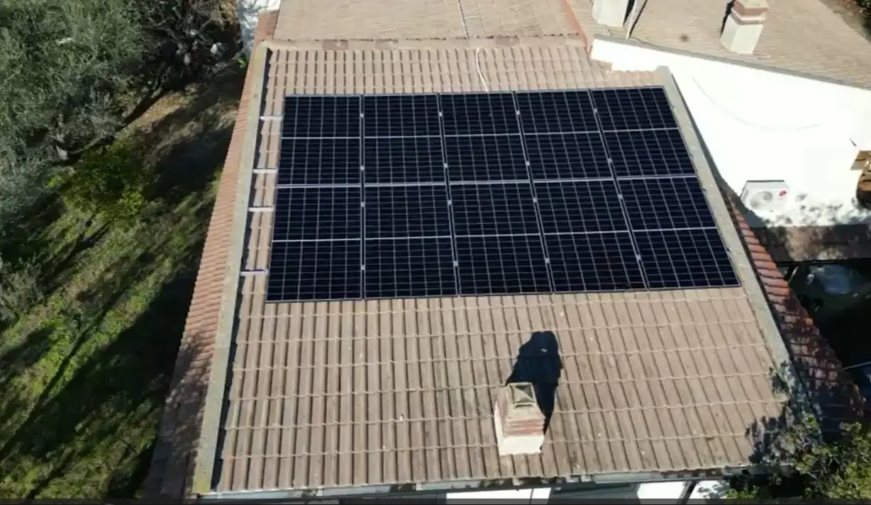 Campo fotovoltaico installato sulla falda in tegole della copertura