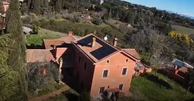 Abitazione con moduli fotovoltaici sulla falda vista dall’alto