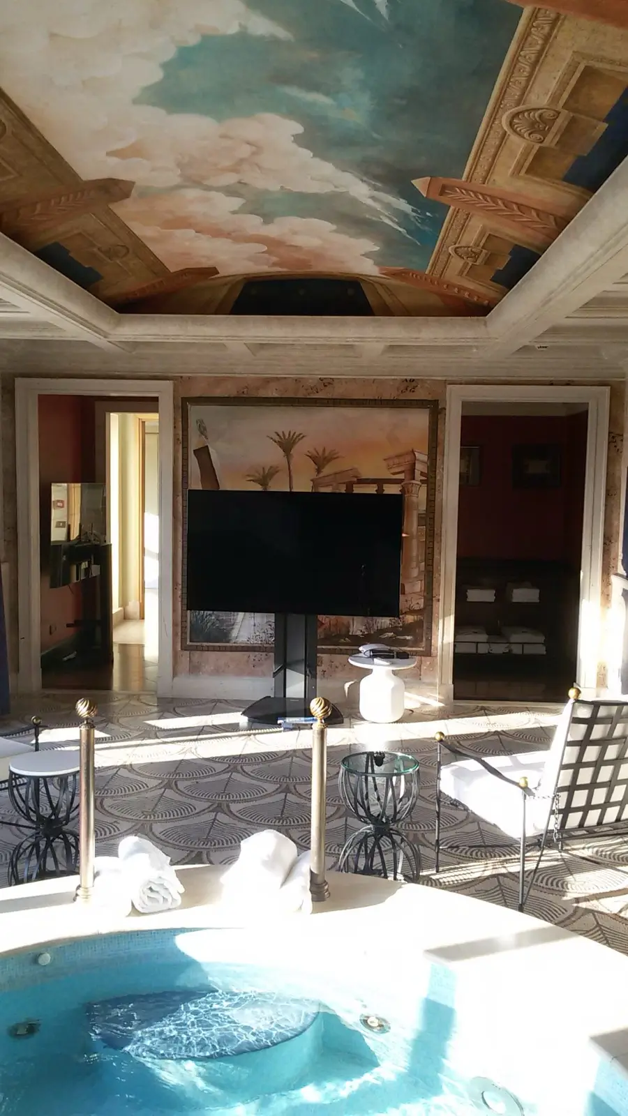Soffitto affrescato della cupola sopra la zona con vasca idromassaggio