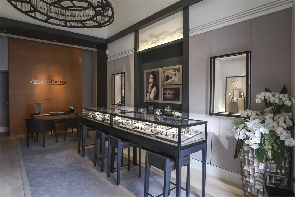 Vetrine centrali con orologi esposti e illuminazione d’accento a soffitto
