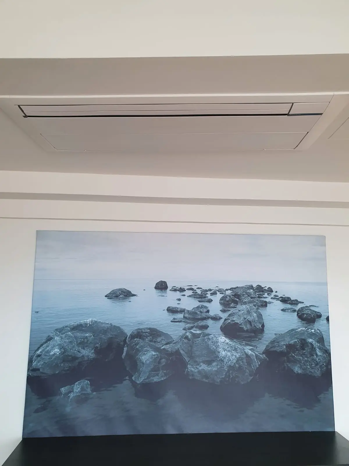 Ufficio con diffusore lineare a soffitto e parete attrezzata
