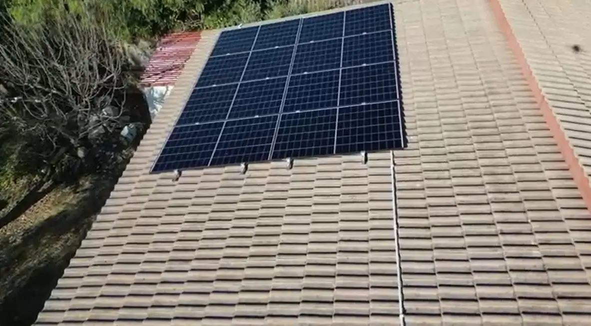 Moduli fotovoltaici posati in aderenza alla falda del tetto