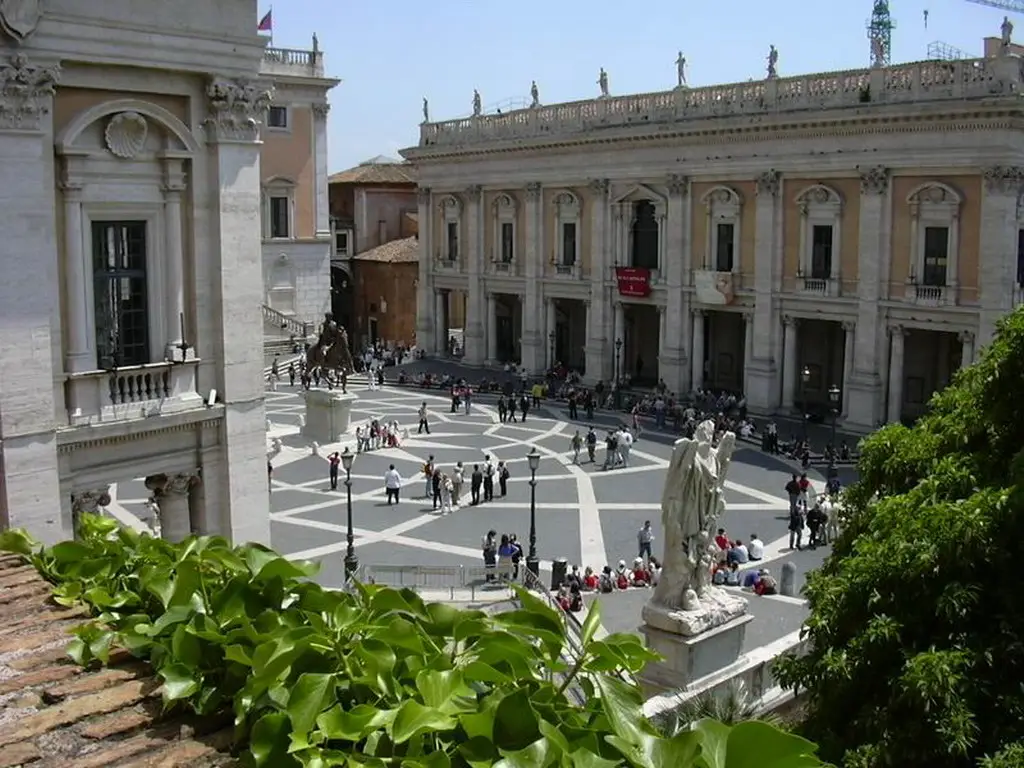 Vista della piazza dal terrazzo di copertura durante i lavori
