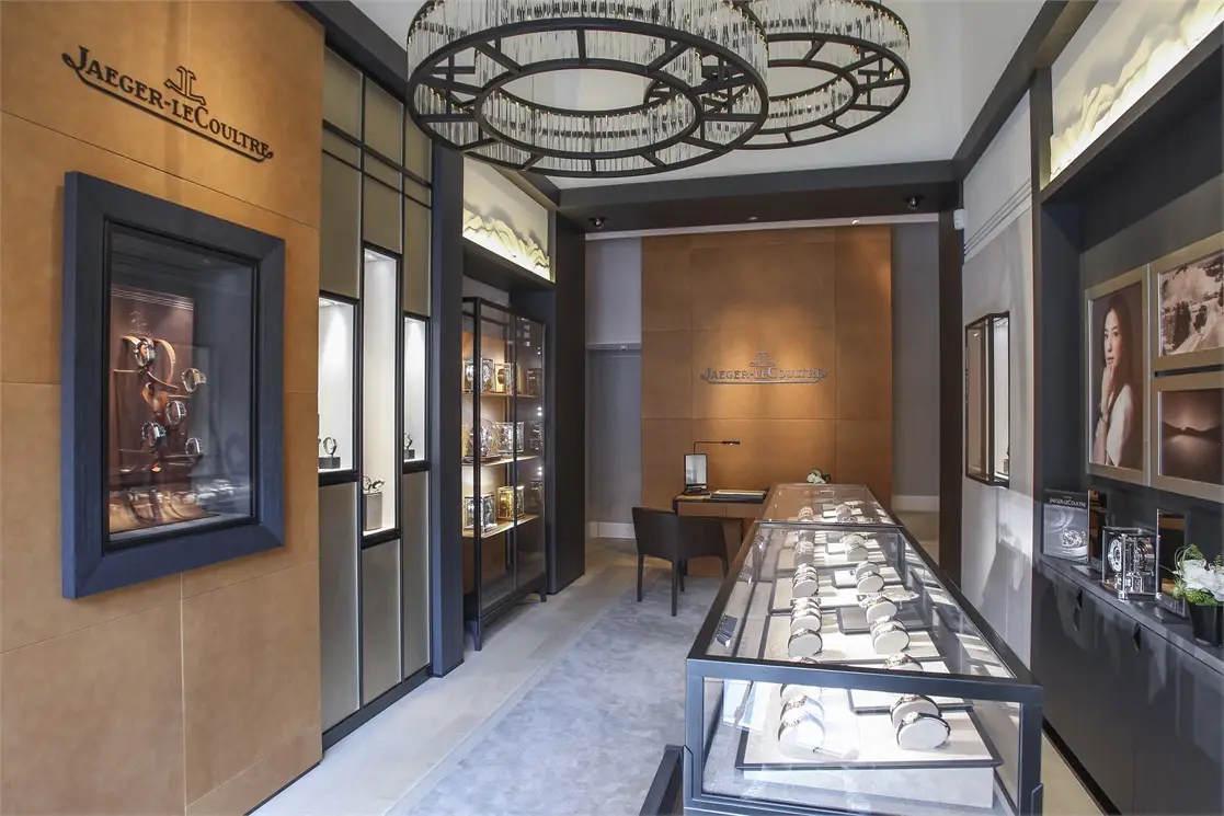Ingresso della boutique con lampadari circolari e boiserie in legno