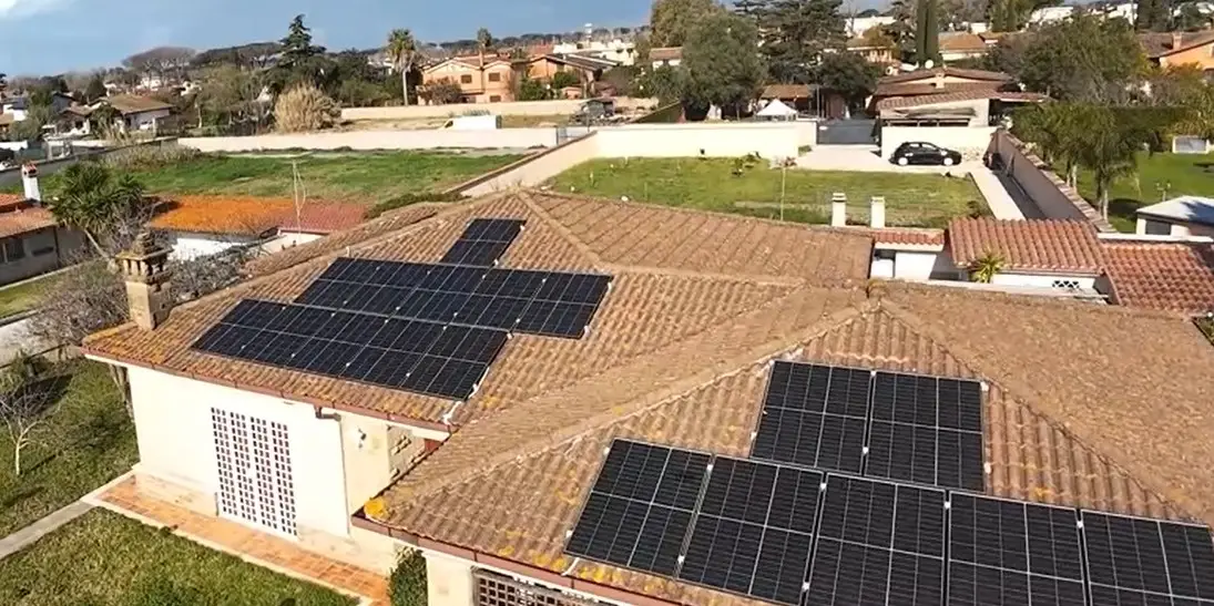 Moduli fotovoltaici installati sulle falde con esposizioni differenti