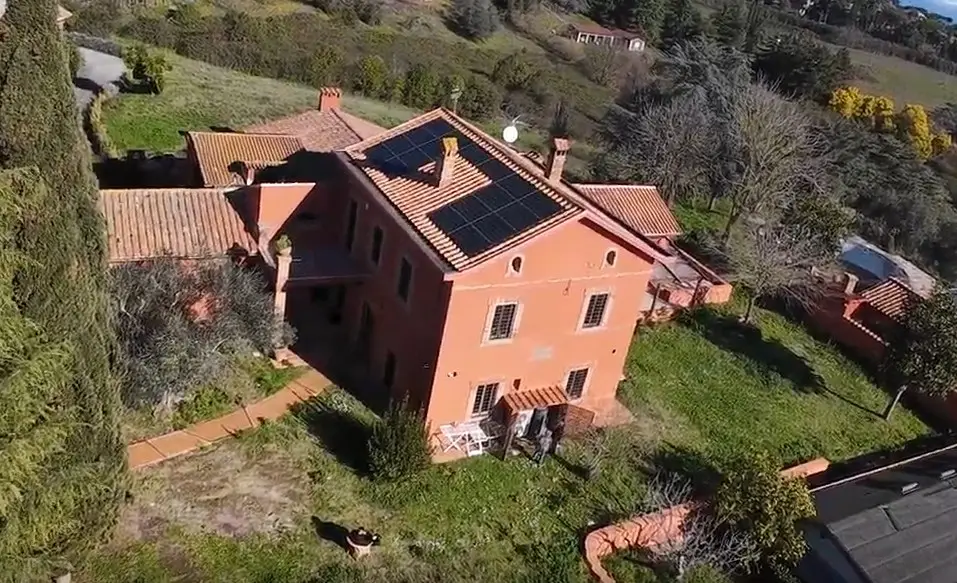 Ripresa aerea dell’edificio e del giardino con l’impianto in copertura