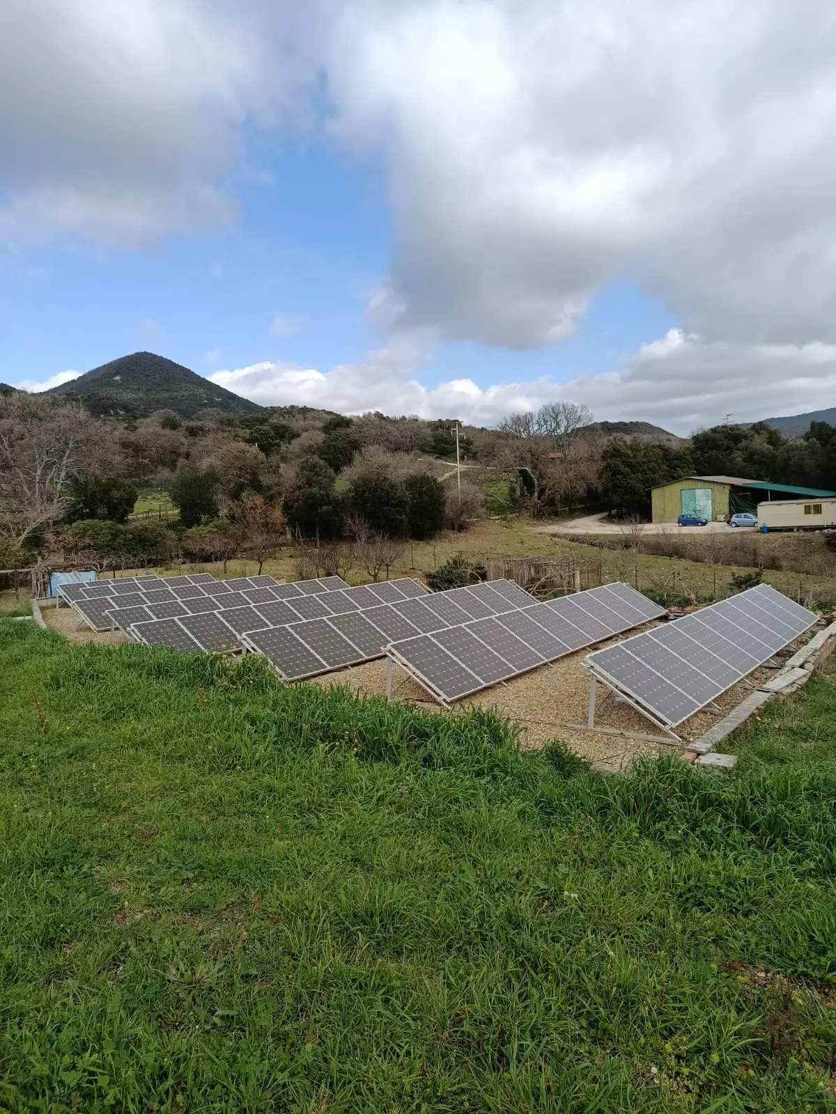 Il campo fotovoltaico inserito nel terreno circostante