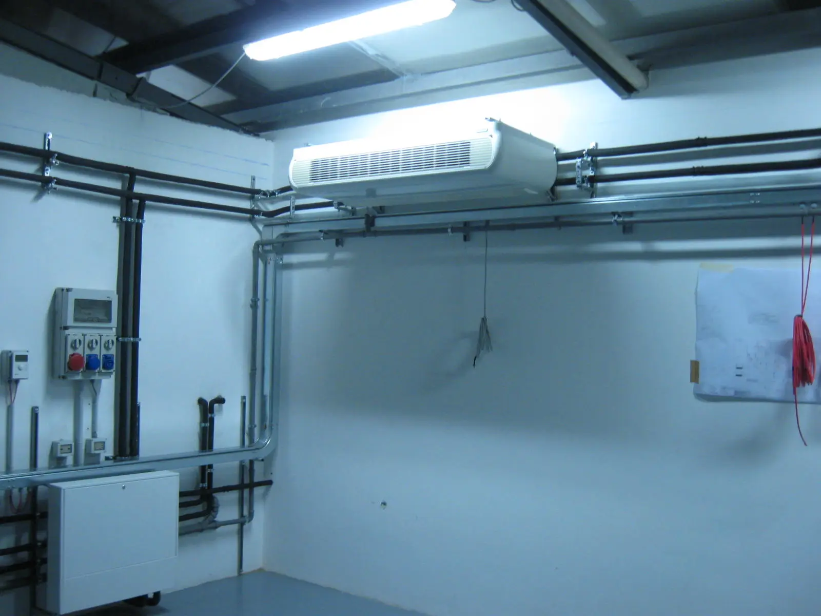 Unità terminale canalizzata installata a soffitto in un ambiente di lavoro