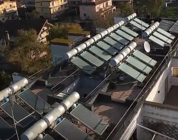 Pannelli solari termici con serbatoi installati sul lastrico solare