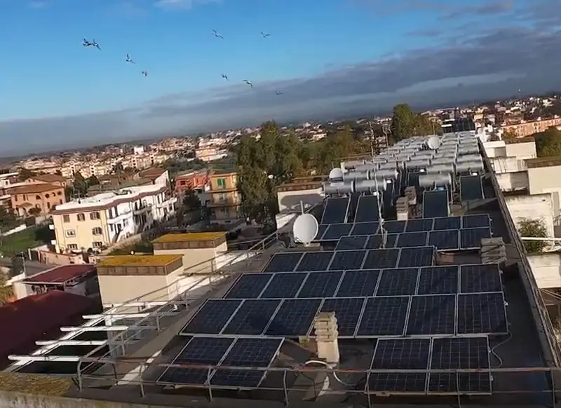 Panoramica delle coperture con i campi fotovoltaici e la città sullo sfondo