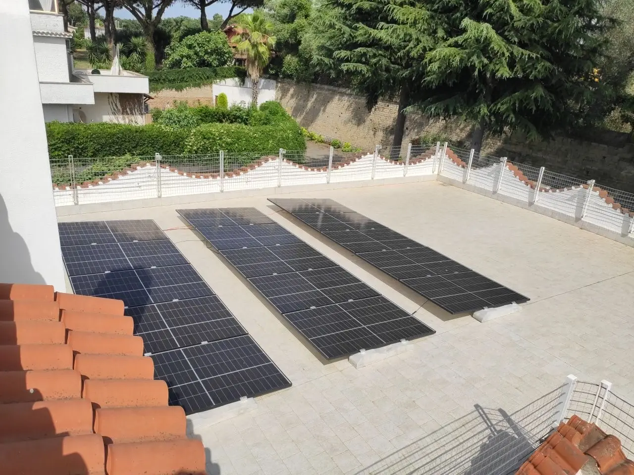 Due file di moduli fotovoltaici sul terrazzo dell’abitazione