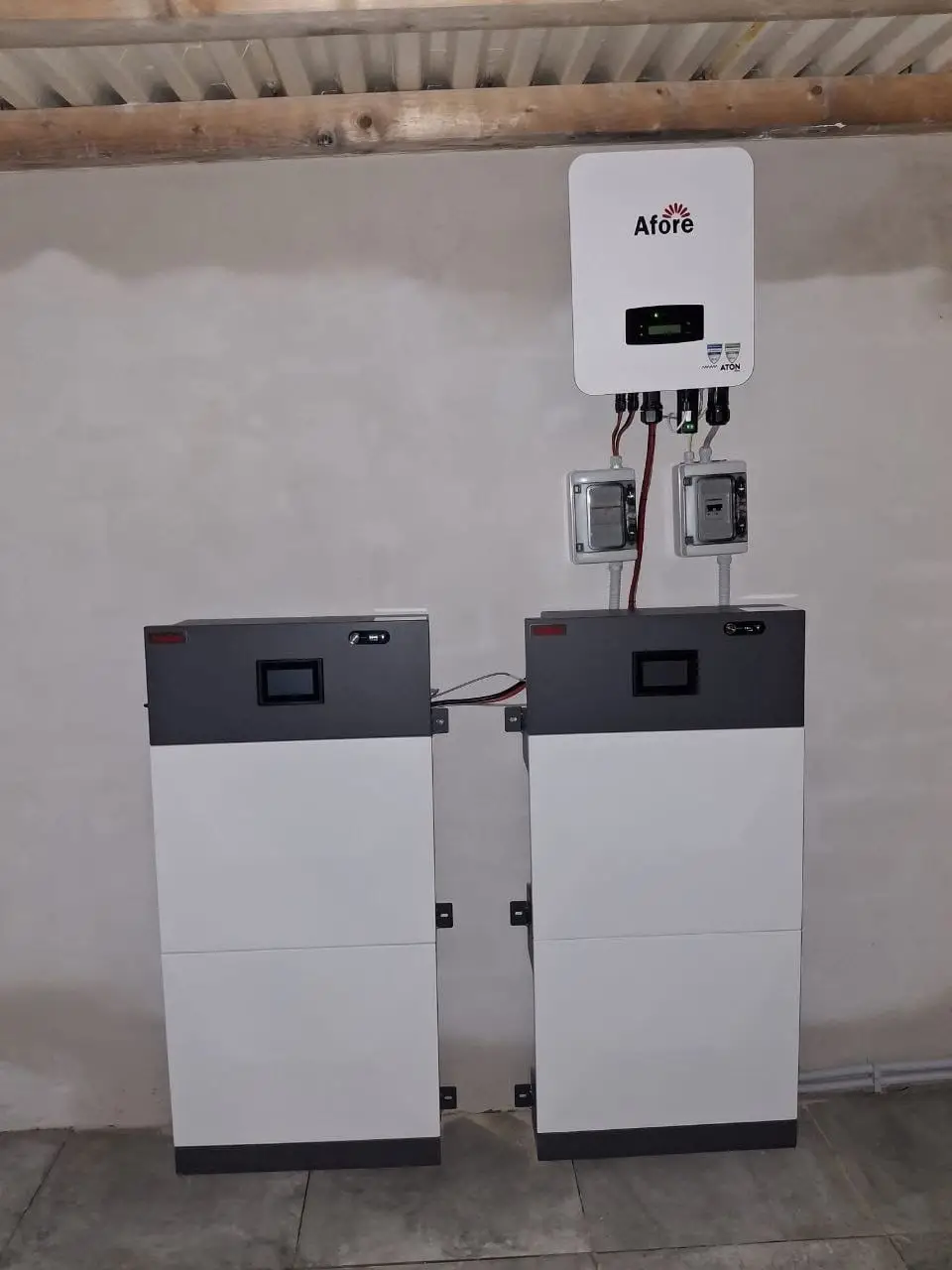 Armadi di accumulo e inverter installati a parete in un locale interno