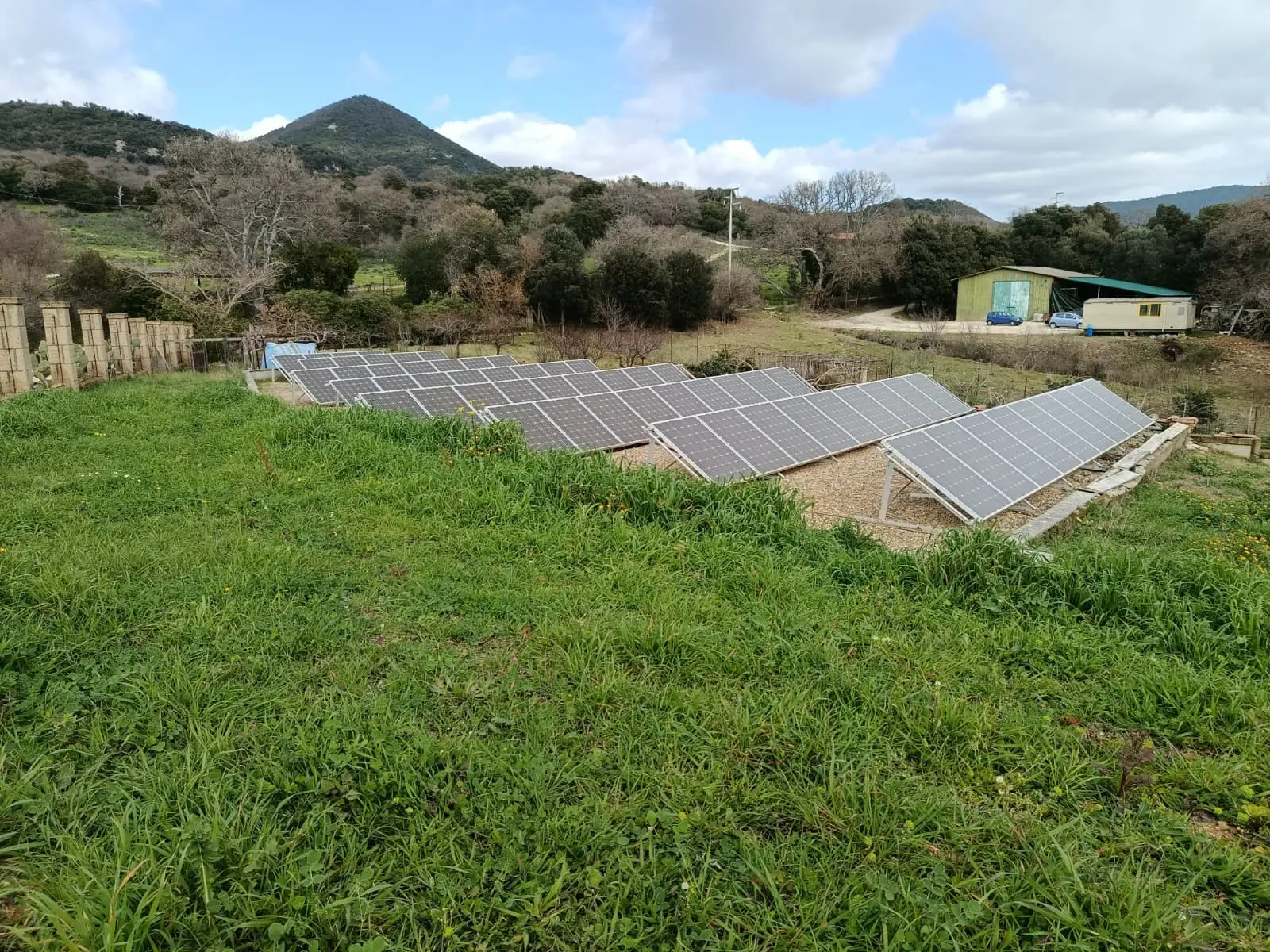 Panoramica del campo fotovoltaico con i fabbricati sullo sfondo