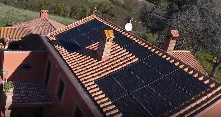 Dettaglio dei moduli fotovoltaici posati sulla copertura in tegole