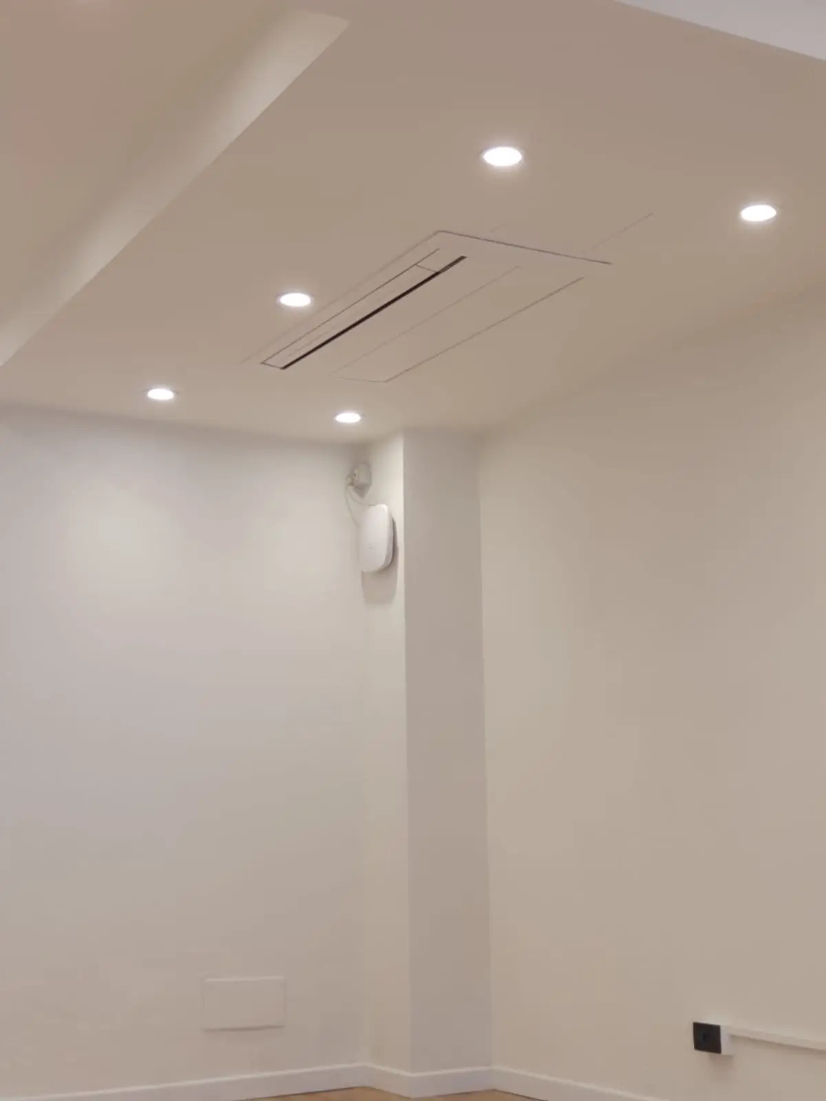 Ambiente ufficio con diffusori lineari integrati nel controsoffitto