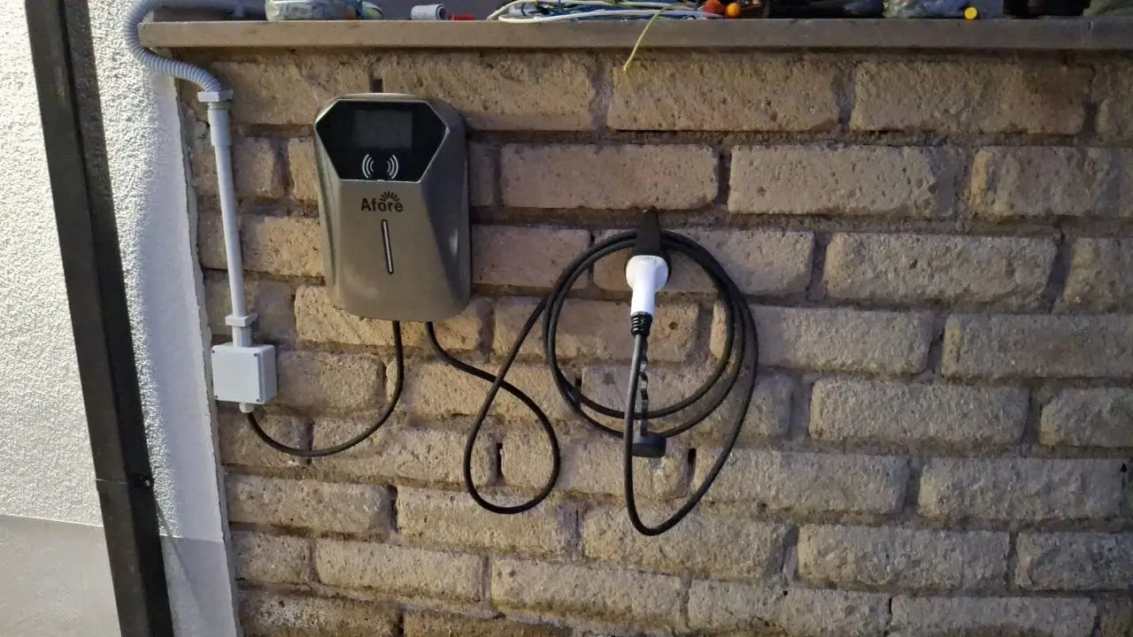 Wall box monofase per la ricarica dei veicoli elettrici montata su parete esterna