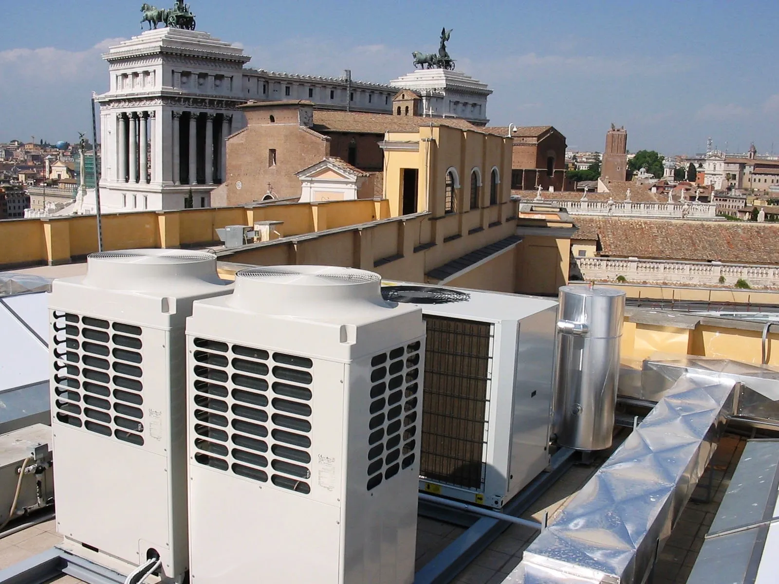 Unità esterne di climatizzazione sulla copertura dei Musei Capitolini, con il Vittoriano sullo sfondo