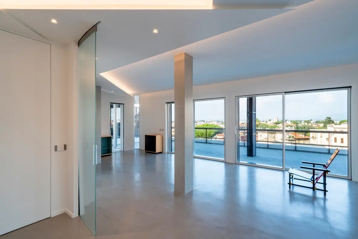 Corridoio dell’appartamento con porte a filo muro e ripresa d’aria a soffitto