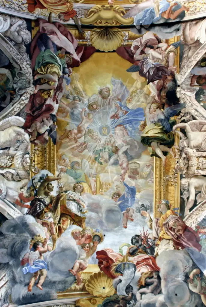 Dettaglio dell’affresco della volta con le figure illuminate