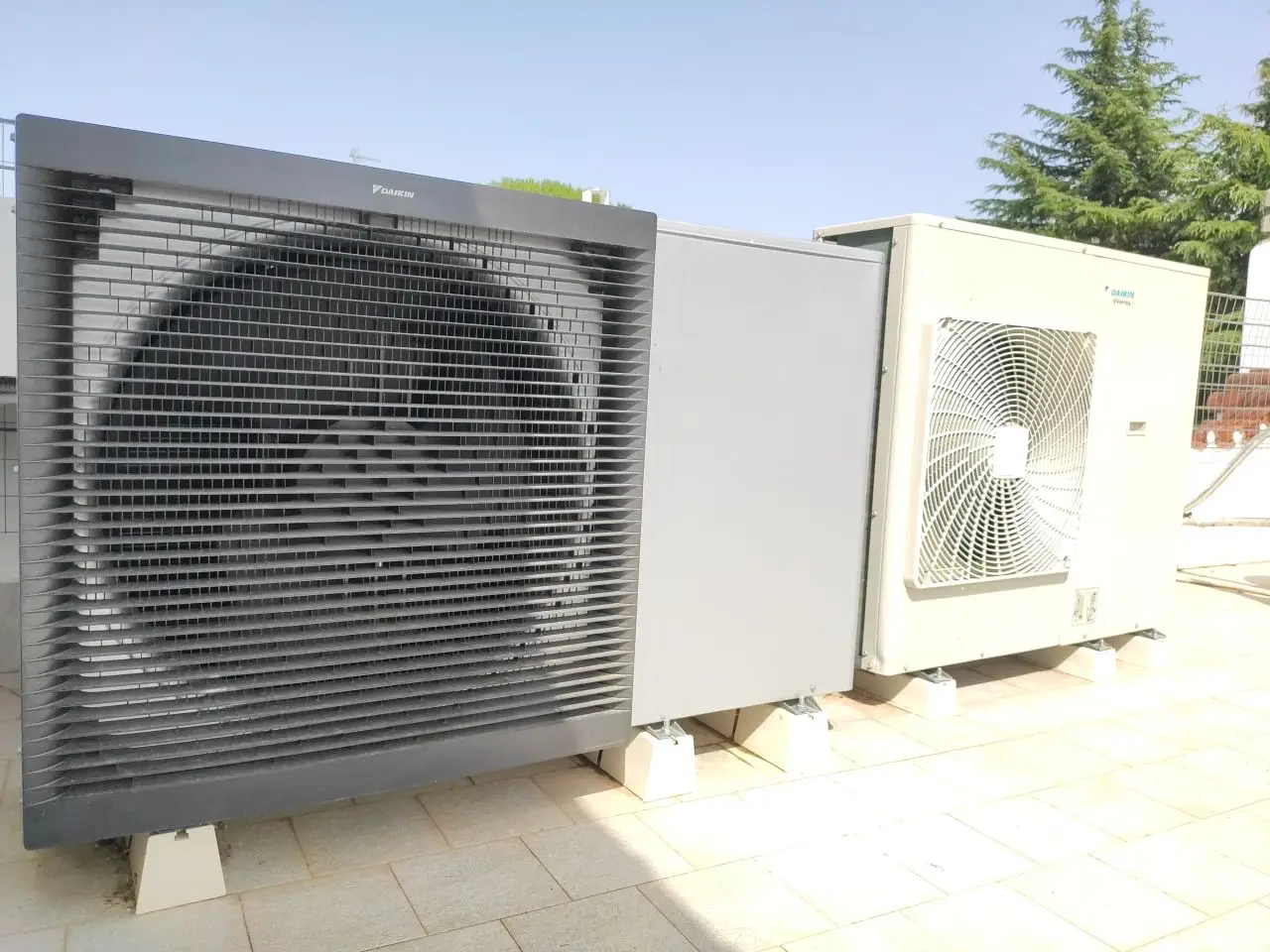 Unità esterne della pompa di calore installate sul terrazzo
