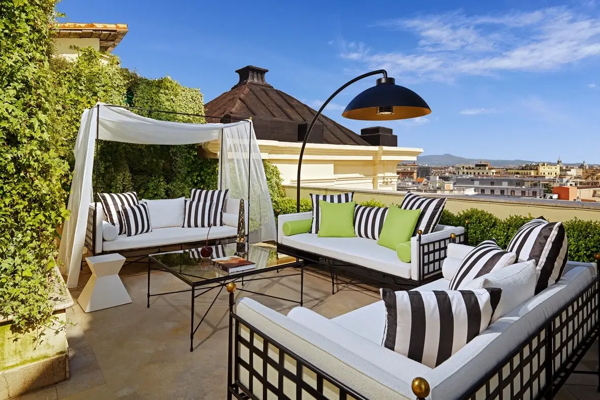 Terrazza esterna della suite con dondolo, sedute e vista sulla città