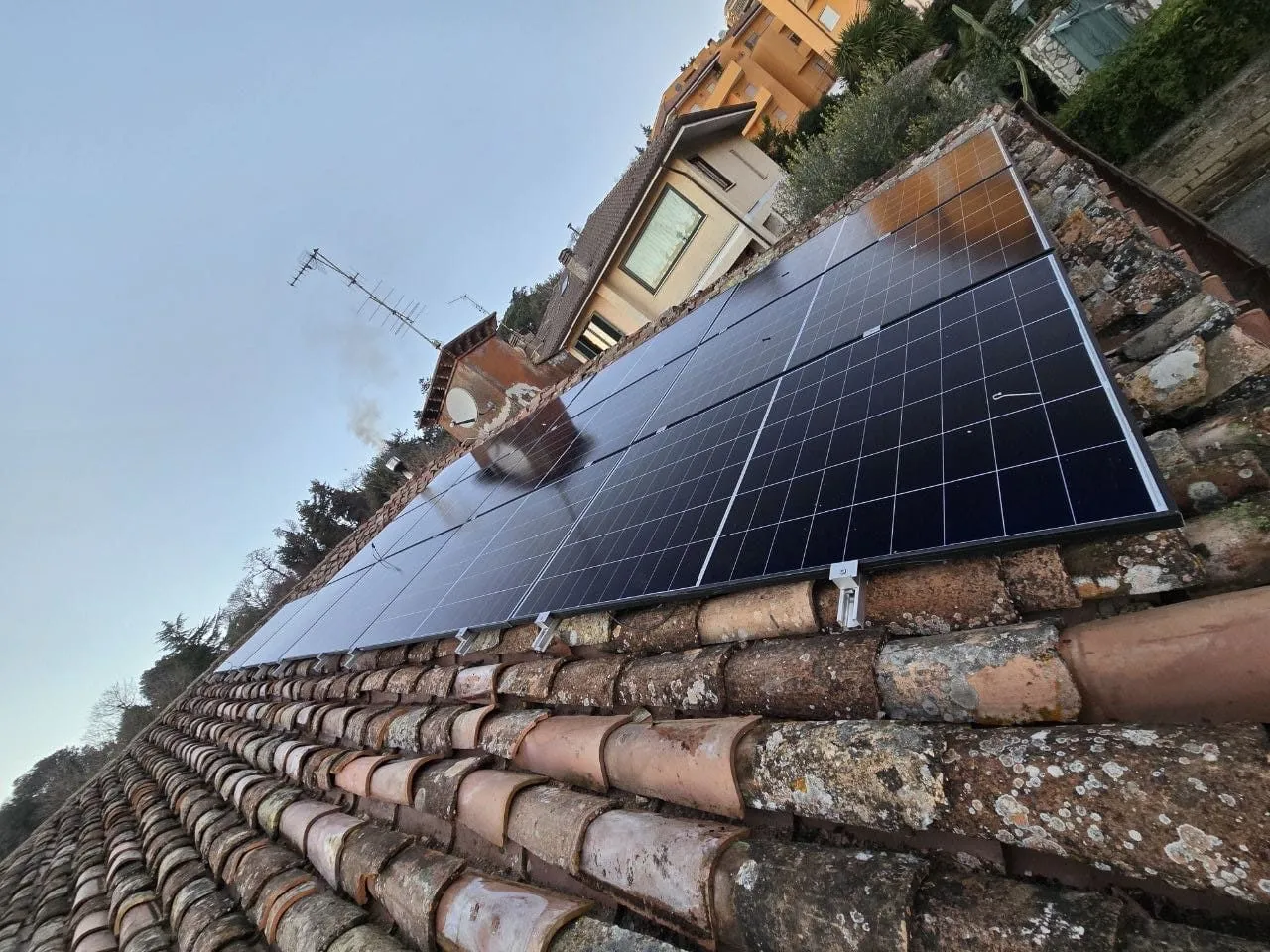 Moduli fotovoltaici posati sulla falda in tegole della copertura