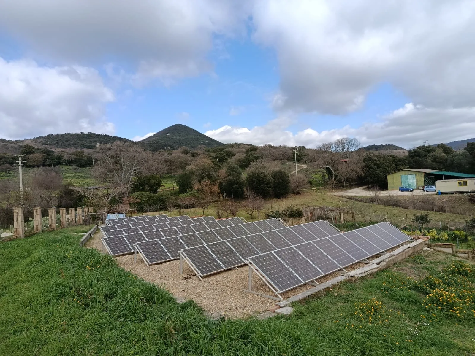 File di moduli fotovoltaici installate a terra su struttura fissa