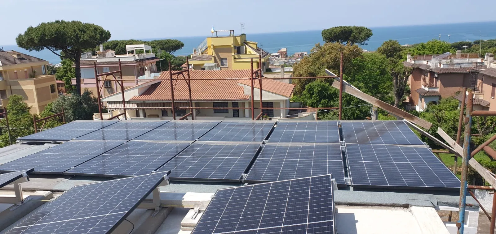 Campo fotovoltaico su copertura piana con vista sul litorale