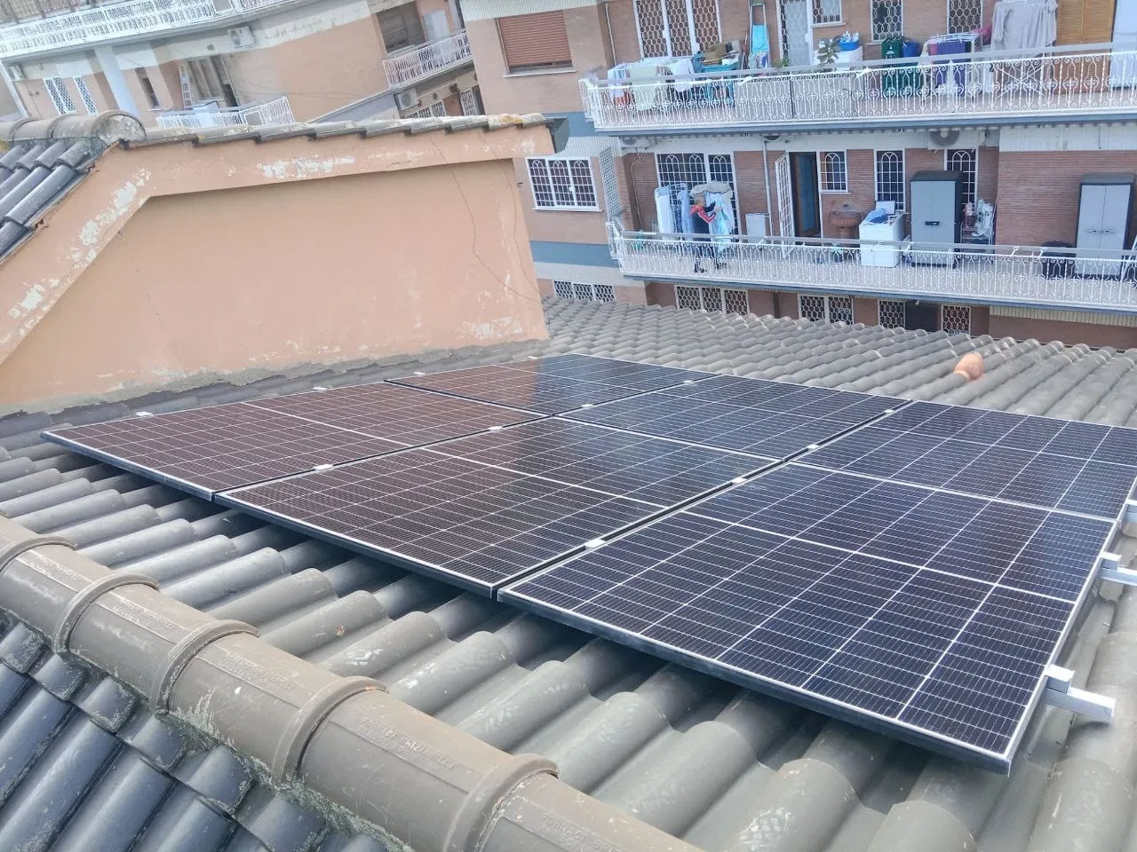 Moduli fotovoltaici installati sulla copertura a falde in tegole dell’edificio