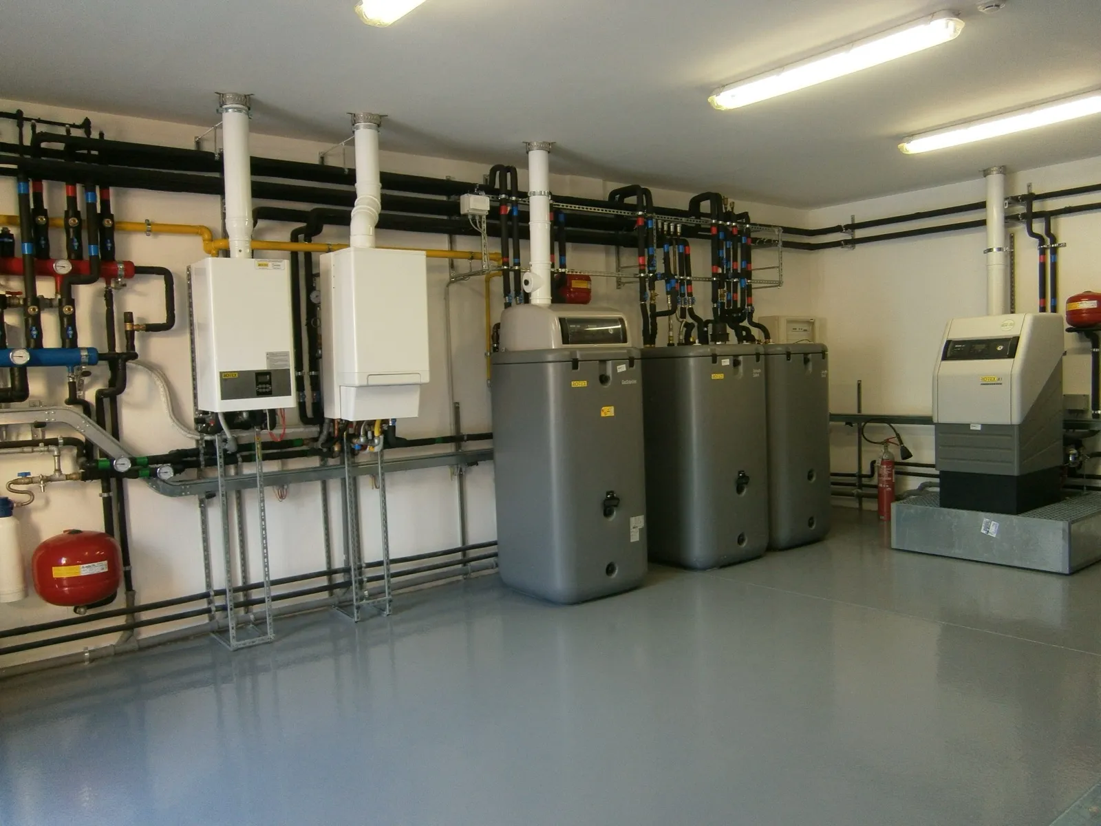 Locale tecnico con generatori murali e serbatoi di accumulo