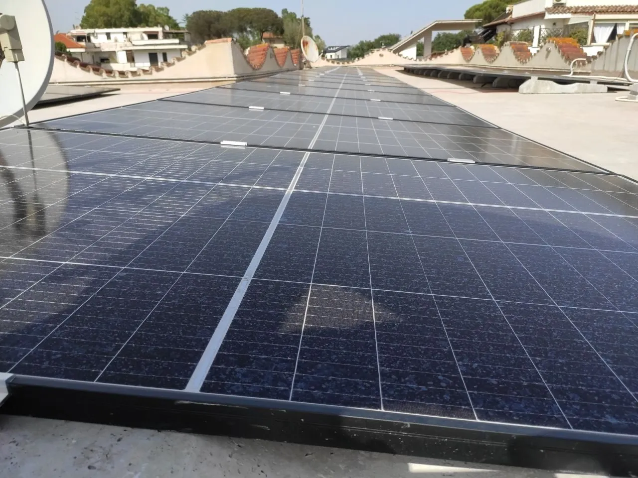 Campo fotovoltaico installato su copertura piana