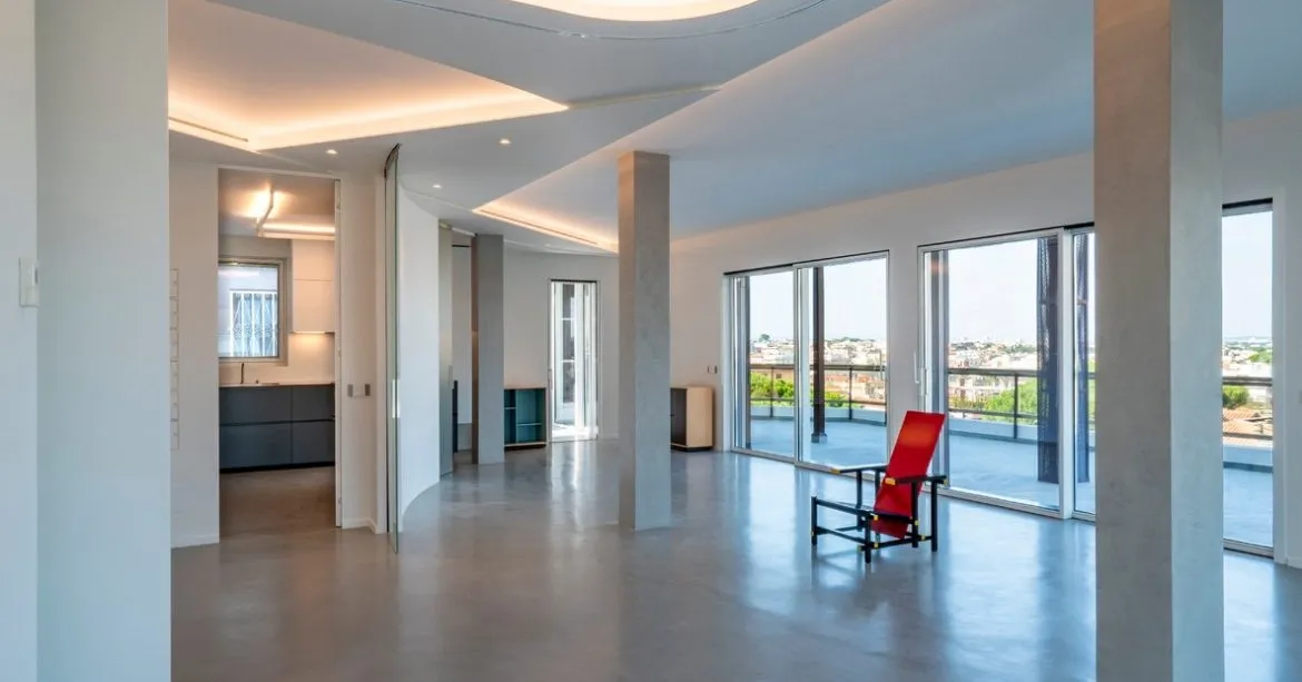 Ambiente dell’appartamento con controsoffitto ribassato e diffusori lineari