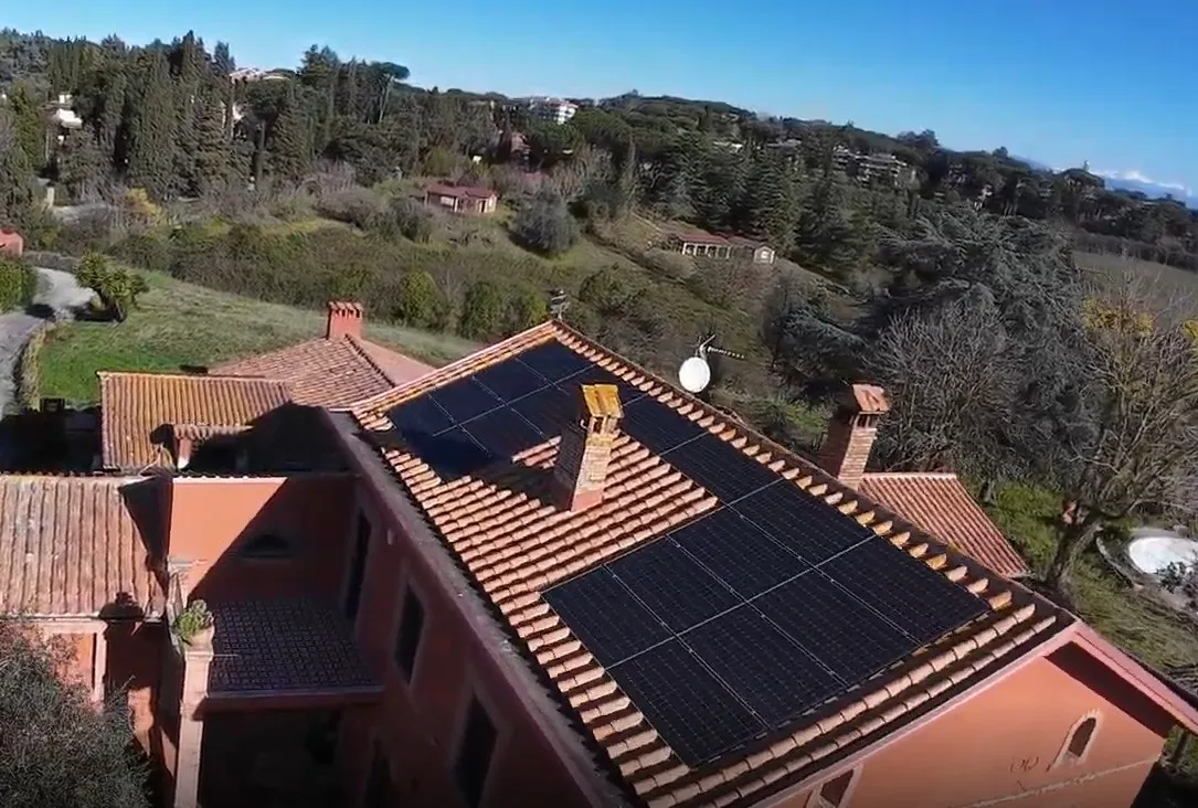 Vista aerea della copertura con il campo fotovoltaico installato