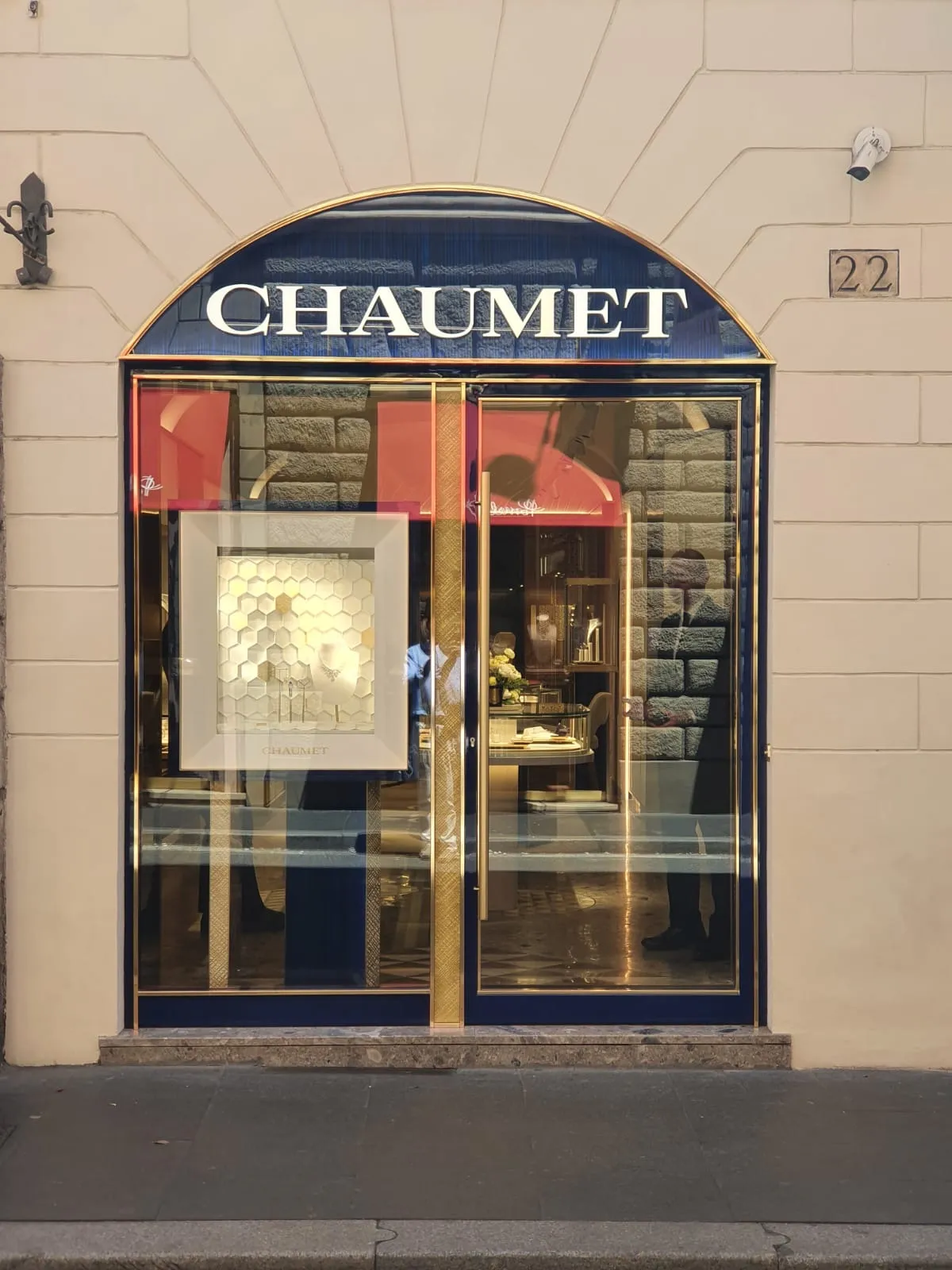 Vetrina della boutique su Via Condotti con insegna e allestimento espositivo