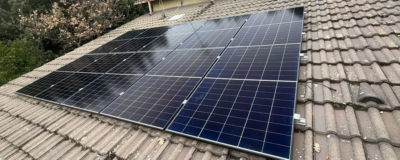 Moduli fotovoltaici del nuovo campo posati sulla copertura in tegole