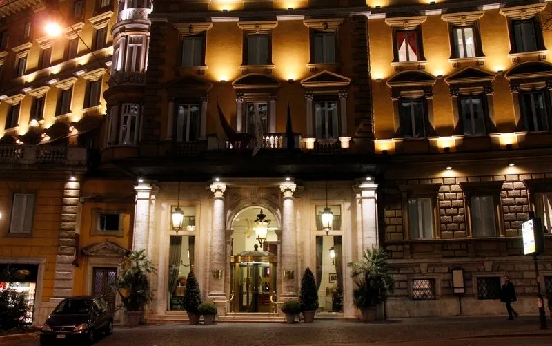 Facciata dell’albergo illuminata nelle ore serali