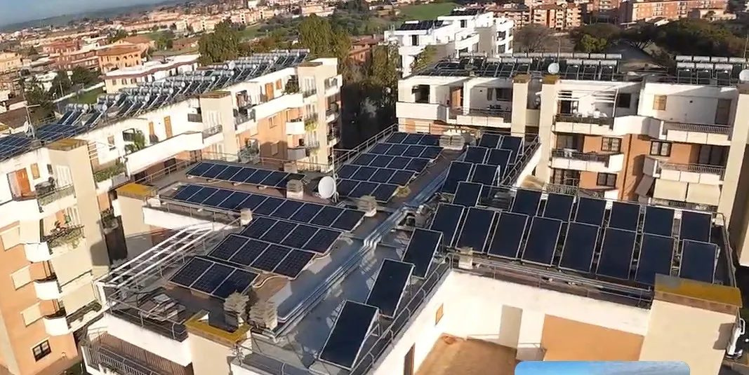 Vista aerea del complesso residenziale con i campi fotovoltaici in copertura