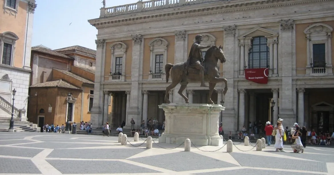 Piazza del Campidoglio con la statua equestre e la facciata del palazzo