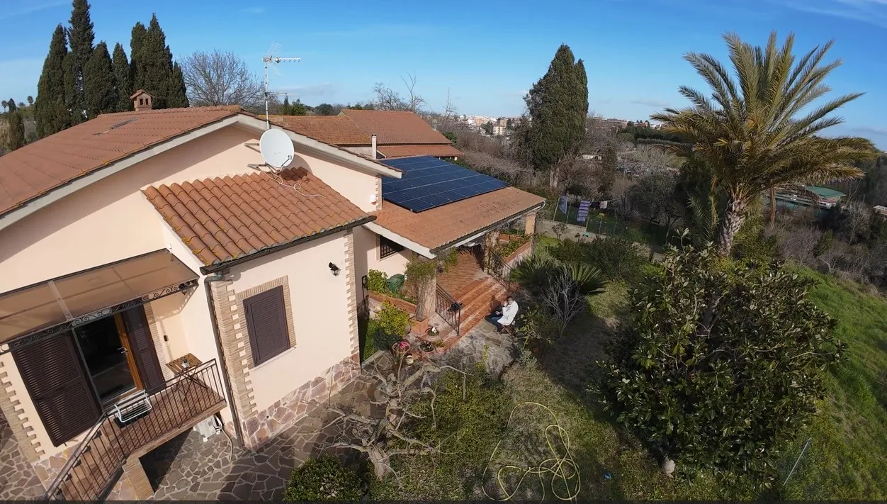 Vista aerea dell’abitazione con i moduli fotovoltaici sulla falda
