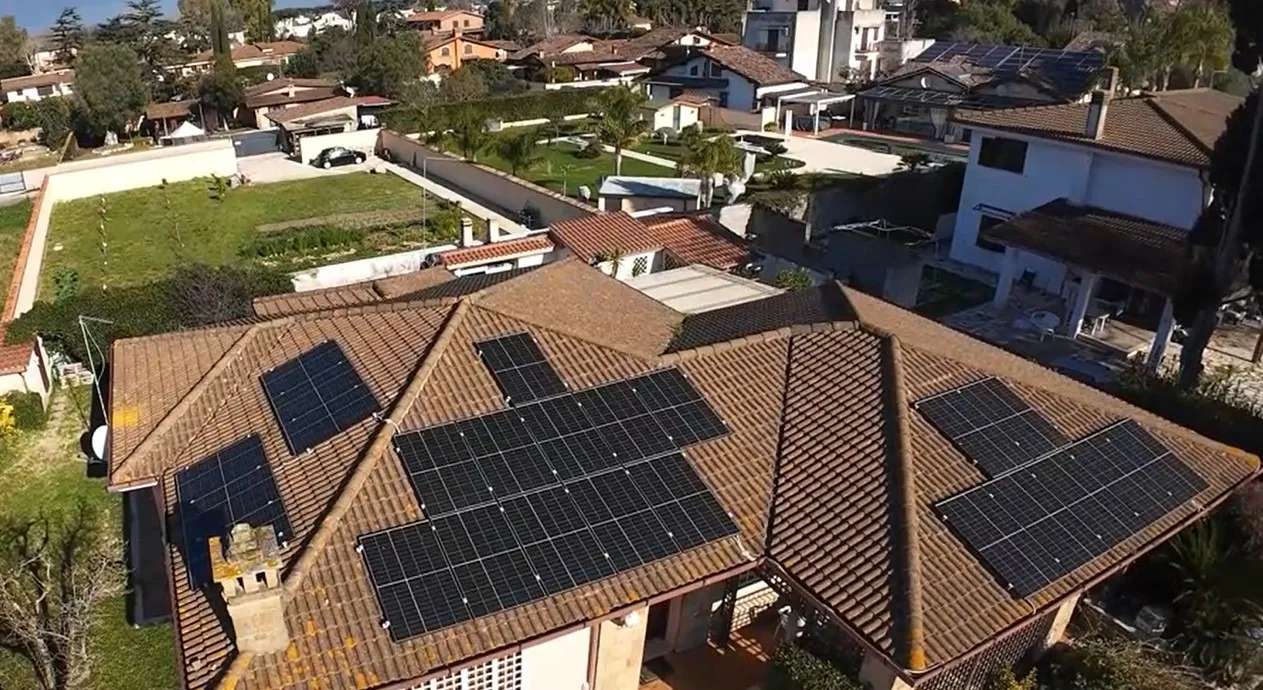 Vista aerea delle coperture con i due campi fotovoltaici