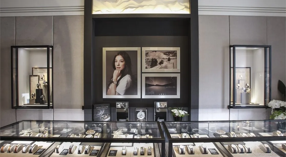 Sala vendita della boutique con vetrine espositive illuminate e cornici a parete