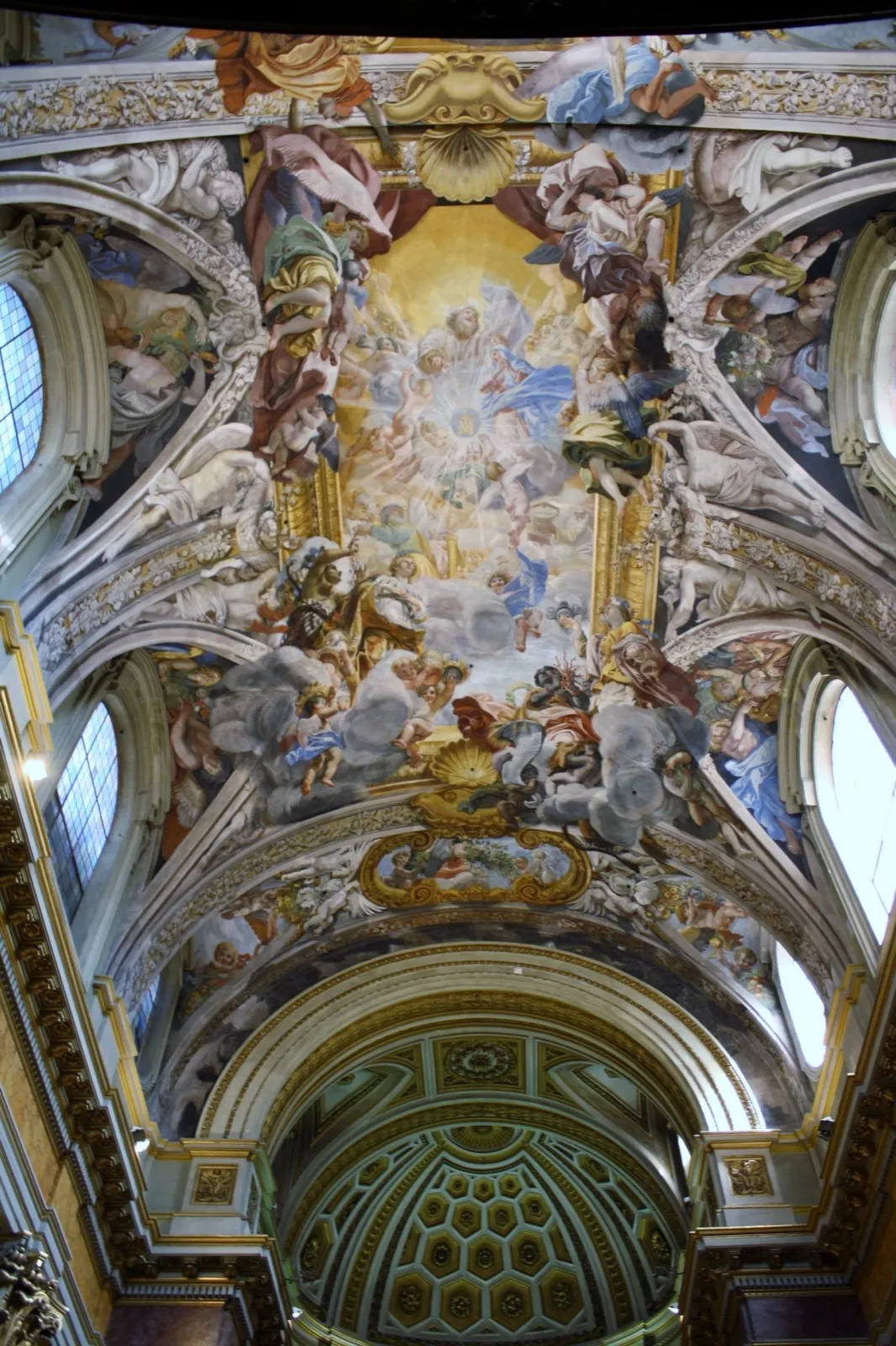 Volta affrescata della chiesa illuminata dal nuovo impianto